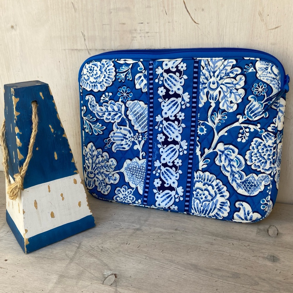 Vera Bradley padded quilted laptop bag blue shades paisley pattern NWOT Like new